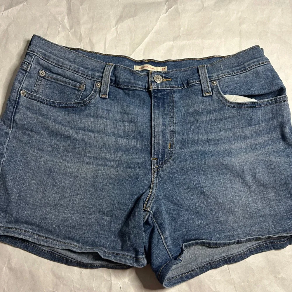Levi's Mid Length Denim Shorts Womens‎ Size 32 Blue Jean